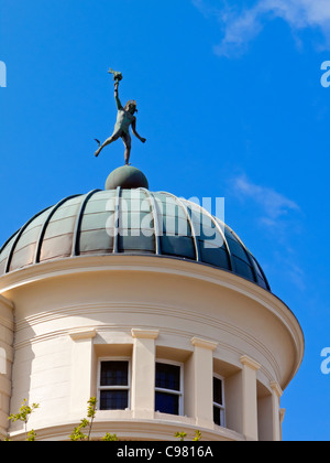 Statue von Quecksilber auf die Kuppel des Lyceum Theatre in Sheffield, South Yorkshire England Großbritannien entworfen von W G R Sprague und 1897 eröffnet Stockfoto