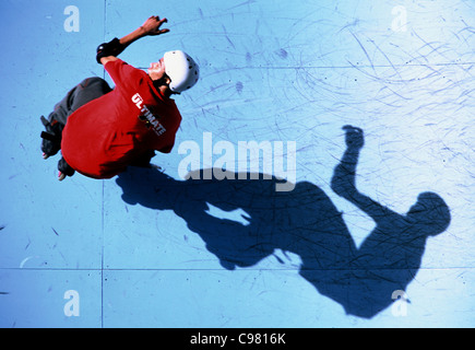 Inline-Skater fliegen über eine Rampe im Riverside Park in New York City. Stockfoto