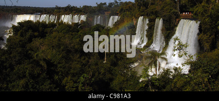 DER FLUSS IGUAZU IN VOLLER FLUT STÜRZT AUF DER ARGENTINISCHEN SEITE DER IGUAZU WASSERFÄLLE Stockfoto