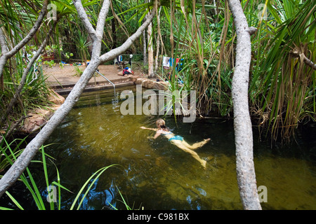 Schwimmer in den Gewässern von Wangi Falls, Litchfield Nationalpark, Northern Territory, Australien Stockfoto