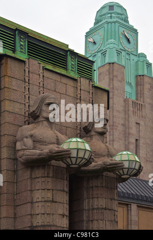 Die Art-deco-Statuen und Glockenturm der Hauptbahnhof Helsinki Stockfoto