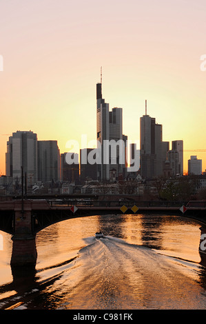 Skyline, Bankenviertel gegen das Licht, Frankfurt Am Main, Hessen, Deutschland, Europa Stockfoto