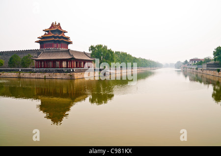 Neblig Kanal außerhalb der verbotenen Stadt in Peking, China Stockfoto