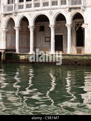 Detail von einem Säulengang in Venedig mit den Überlegungen der Spalten durch Wellen verzerrt Stockfoto