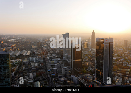 Panoramablick auf das Finanzviertel Skyline bei Sonnenuntergang, Frankfurt Am Main, Hessen, Deutschland, Europa Stockfoto