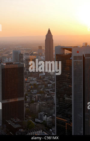 Panoramablick auf das Finanzviertel Skyline bei Sonnenuntergang, Frankfurt Am Main, Hessen, Deutschland, Europa Stockfoto
