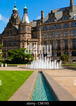 Wasserspiel und Brunnen in Sheffield Peace Gardens in Sheffield City Centre South Yorkshire England UK mit Rathaus hinter Stockfoto