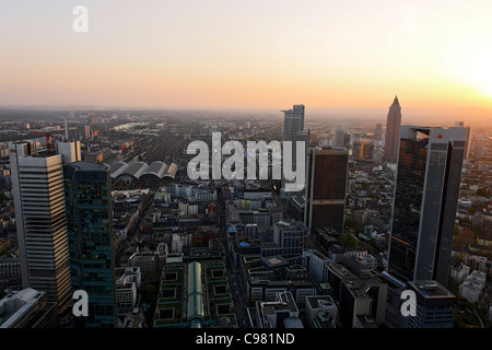 Panoramablick auf das Finanzviertel Skyline bei Sonnenuntergang, Frankfurt Am Main, Hessen, Deutschland, Europa Stockfoto