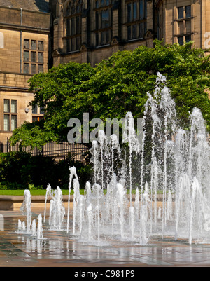 Wasserstrahlen in einen großen Brunnen in Sheffield Peace Gardens in Sheffield City Centre South Yorkshire England UK Stockfoto