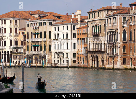 Blick über den Canal Grande in Venedig, mit der Locanda Ai Santi Apostoli (ein kleines Hotel in einem Palast) auf der linken Seite. Stockfoto