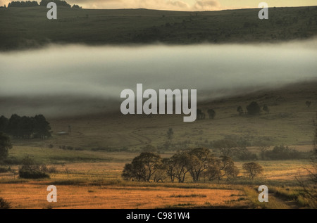 Launisch Highveld Landschaft mit tief liegenden Wolken und Ferne Bergketten Stockfoto