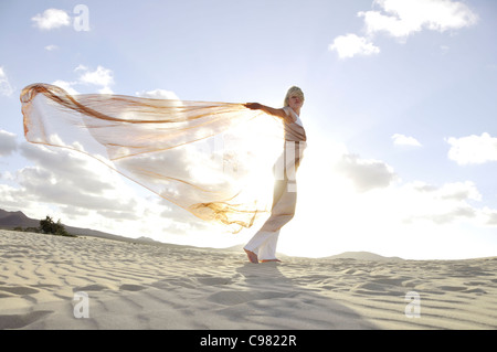 Frau mit einem roten transparenten Tuch im Wind, Dünen, Corralejo, Fuerteventura, Kanarische Inseln, Spanien, Europa Stockfoto