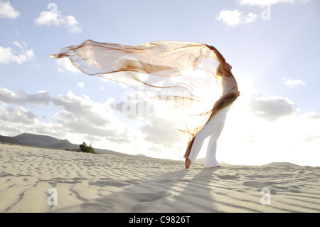 Frau mit einem roten transparenten Tuch im Wind, Dünen, Corralejo, Fuerteventura, Kanarische Inseln, Spanien, Europa Stockfoto