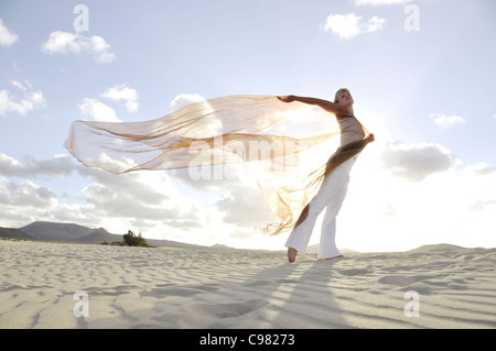 Frau mit einem roten transparenten Tuch im Wind, Dünen, Corralejo, Fuerteventura, Kanarische Inseln, Spanien, Europa Stockfoto