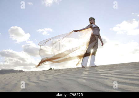 Frau mit einem roten transparenten Tuch im Wind, Dünen, Corralejo, Fuerteventura, Kanarische Inseln, Spanien, Europa Stockfoto