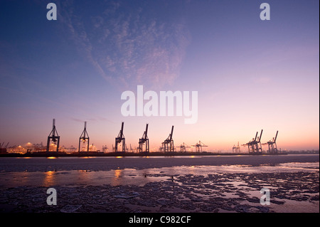 Schwimmenden Eisschollen im Hamburger Hafen, Hafenkrane, in den Abend, Hamburg, Deutschland, Europa Stockfoto