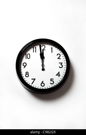 Eine Uhr nähert sich Mitternacht oder Mittag angesetzt Stockfoto