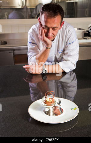 Jean-Michel Maniere, stolz auf seine Schöpfung., CHATEAU SAINT-MARTIN & SPA - 2490 Avenue des Templiers - BP 102 - Kopf Konditor Stockfoto