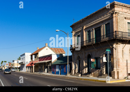 Die Hauptstraße durch die Stadt von Rio Grande Grenzstadt am Highway 83 zwischen Brownsville und Laredo, Texas, USA Stockfoto