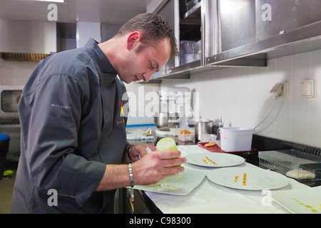 Jean-Michel Maniere, der Kopf-Konditor machen und Garnierung einige Desserts., CHATEAU SAINT-MARTIN & SPA - 2490 Avenue des Te Stockfoto