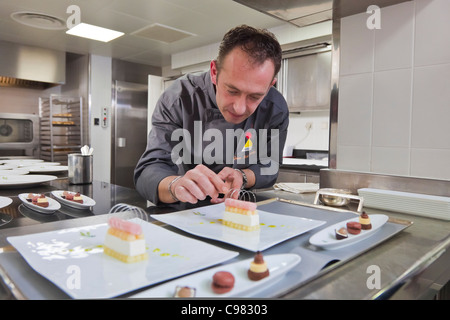 Die Kopf-Konditor machen und Garnierung einige Desserts., CHATEAU SAINT-MARTIN & SPA - 2490 Avenue des Templiers - BP 102 - 06 Stockfoto