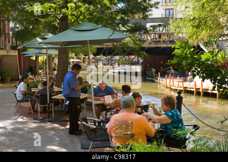 Waterfront Restaurant am River Walk in der Innenstadt von San Antonio, Texas, USA Stockfoto