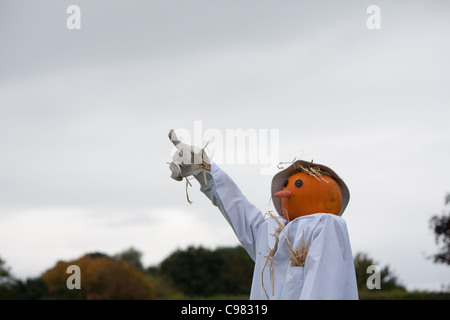 Vogelscheuche an Belbroughton Scarecrow Festival England Cricket spielen Stockfoto