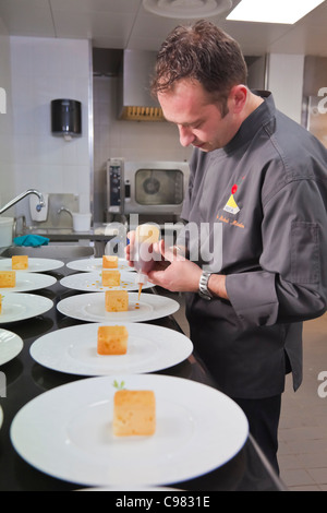 Jean-Michel Maniere, der Kopf Konditor Garnierung und Vorbereitung eines seiner Schöpfung: Die Limonentarte mit Eis-Creme, CHATEAU. Stockfoto