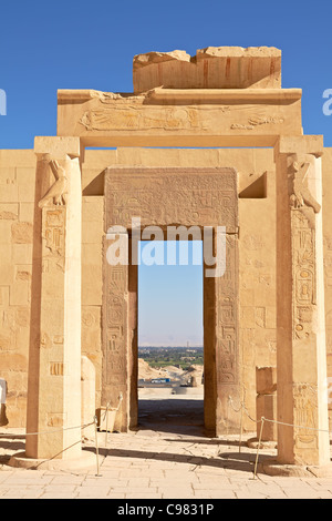 Blick durch Tor in Hatschepsut-Tempel, Luxor, Ägypten Stockfoto