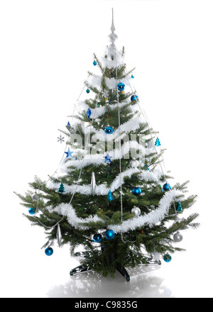 Geschmückter Weihnachtsbaum isoliert auf weißem Hintergrund Stockfoto