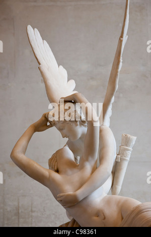 Musee du Louvre - Statue von 'Psyche wiederbelebt durch Amors Kuss' von Antonio Canova, Paris Frankreich Stockfoto