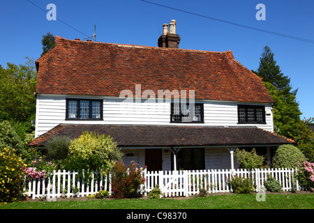 Stuart Cottage, ein traditionelles verwittertes Cottage aus dem 16. Jahrhundert, Southborough Common, in der Nähe von Tunbridge Wells, Kent, England Stockfoto