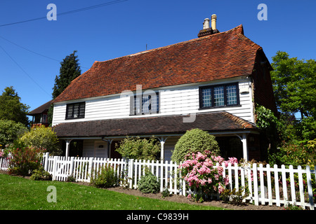 Stuart Cottage, ein traditionelles verwittertes Cottage aus dem 16. Jahrhundert, Southborough Common, in der Nähe von Tunbridge Wells, Kent, England Stockfoto