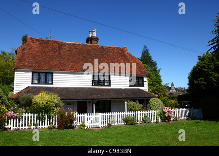 Stuart Cottage, ein traditionelles verwittertes Cottage aus dem 16. Jahrhundert, Southborough Common, in der Nähe von Tunbridge Wells, Kent, England Stockfoto