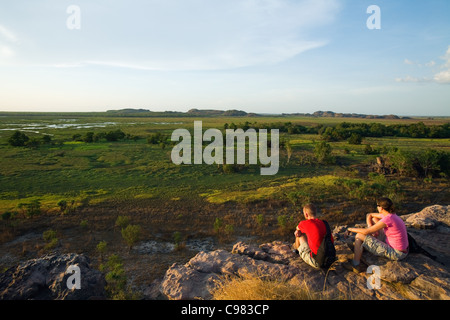 Ein paar blicken auf die Nadab Aue aus die heilige Stätte der Aborigines von Ubirr. Kakadu-Nationalpark, Northern Territory, Stockfoto