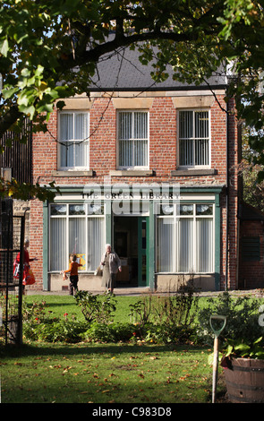 Drei Menschen verlassen The Green Public Library, Washington Village, Nordostengland, UK Stockfoto