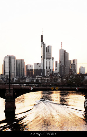 Skyline, Bankenviertel gegen das Licht, Frankfurt Am Main, Hessen, Deutschland, Europa Stockfoto