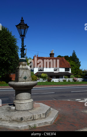 The Fountain, Stuart Cottage (ein denkmalgeschütztes traditionelles verwittertes Cottage) im Hintergrund, Southborough Common, Kent, England Stockfoto