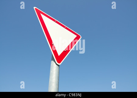 Ausbeute Verkehrszeichen gegen blauen Himmel Stockfoto