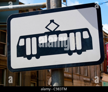 Warnzeichen für Straßenbahnen Supertram Wasserstraßennetz in Sheffield, South Yorkshire England Großbritannien Stockfoto