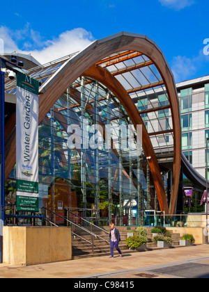 Sheffield Wintergarten South Yorkshire UK, eines der größten gemäßigt städtische Gewächshäuser in Europa im Jahr 2003 eröffnet mit Brettschichtholz Stockfoto