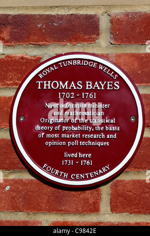 Rote Plakette an der Ashton Lodge, die daran erinnert, wo der Mathematikhistoriker Thomas Bayes im 18. Jahrhundert lebte, Royal Tunbridge Wells, Kent, England Stockfoto