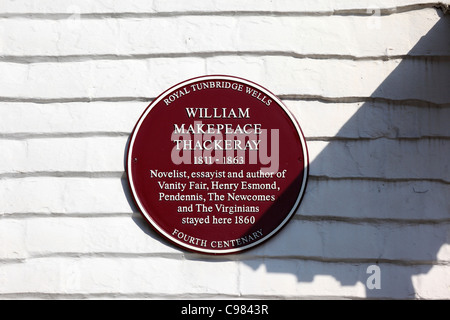 Gedenktafel am Haus zum Gedenken an dem Schriftsteller William Thackeray wohnte in 1860, Royal Tunbridge Wells, Kent, England Stockfoto