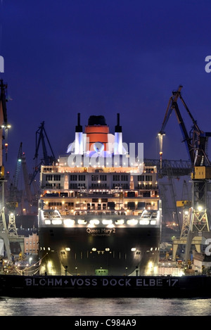 Queen Mary 2, Luxus-Kreuzfahrtschiff, Luxusliner, während Wartungsarbeiten an den Hafen von Hamburg, Deutschland, Europa Stockfoto