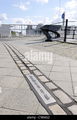 Gedenksteine, Verlauf der Berliner Mauer, Regierungsviertel Bonns, Bezirk Mitte, Berlin, Deutschland, Europa Stockfoto