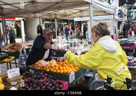 Reife Frau kaufen Obst vom Marktstand in Keswick englischen Lake District, Cumbria, UK Stockfoto