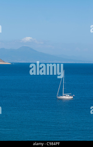 Segelboot in den Golf von Neapel mit dem Vesuv in der Ferne. Stockfoto
