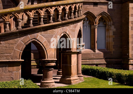 Winter Sonne Reflexion über die gewölbte Treppe in der McManus Art Gallery in Dundee, Großbritannien Stockfoto