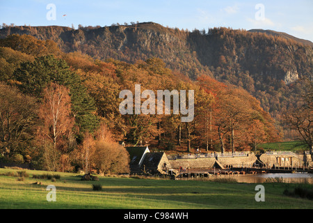 Keswick Bootssteg im Herbst mit Hängegleiter über englischen Lake District, Cumbria, UK Stockfoto