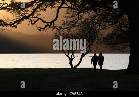 Ein paar in Silhouette Derwent Water Keswick, englischen Lake District, Cumbria, UK Stockfoto